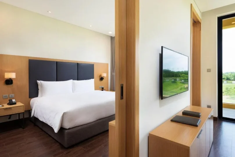 Khách sạn Wyndham Sky Lake Resort & Villas Hà Nội - Resort Junior Suite