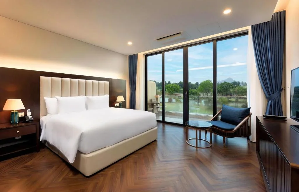 Khách sạn Wyndham Sky Lake Resort & Villas Hà Nội