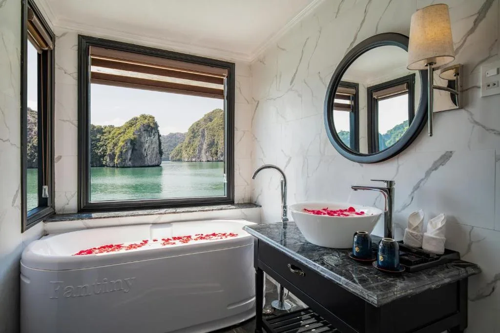 Du thuyền Rosy Cruise Hạ Long
