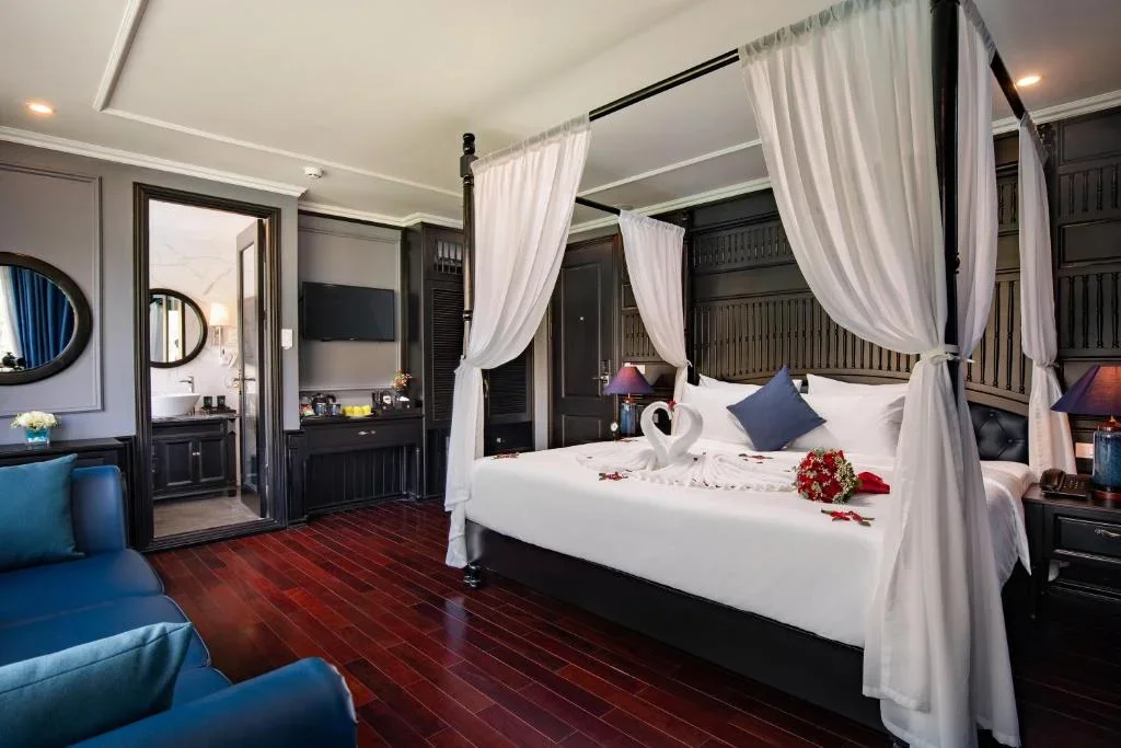 Du thuyền Rosy Cruise Hạ Long