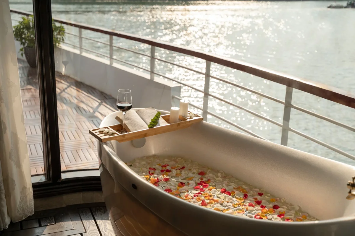 Du thuyền Erina Cruise Hạ Long