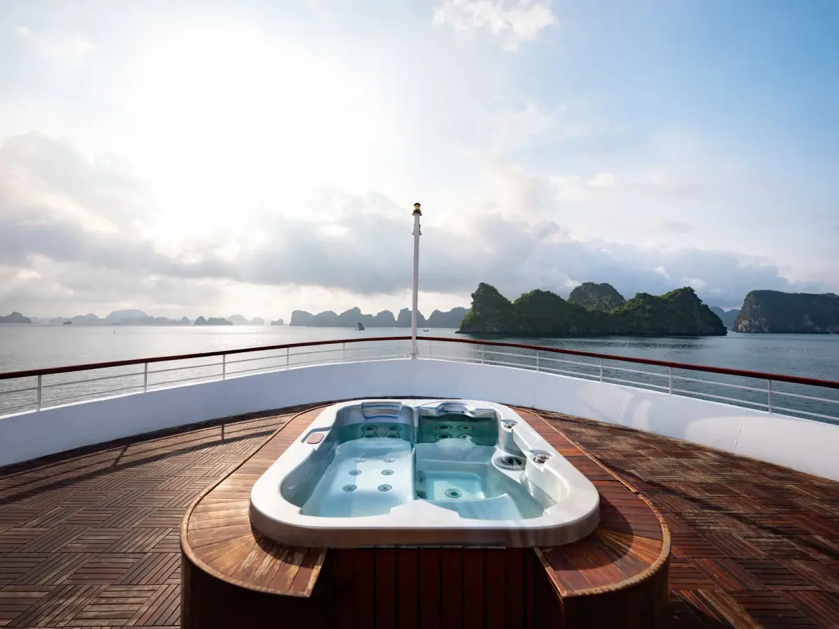 Du thuyền Erina Cruise Hạ Long