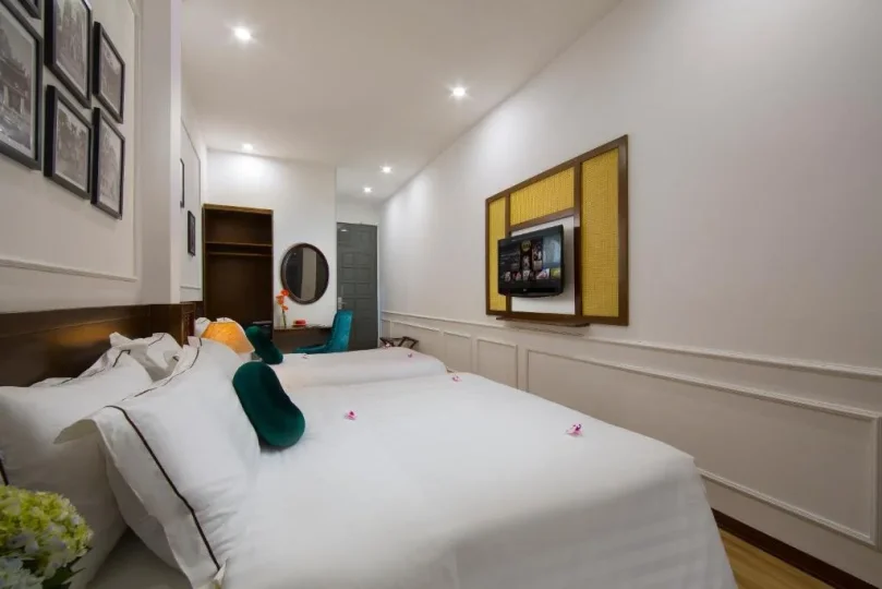Khách sạn Hà Nội Amber Hotel - Phòng Giường Đôi Và 2 Giường Đơn Với Ban Công