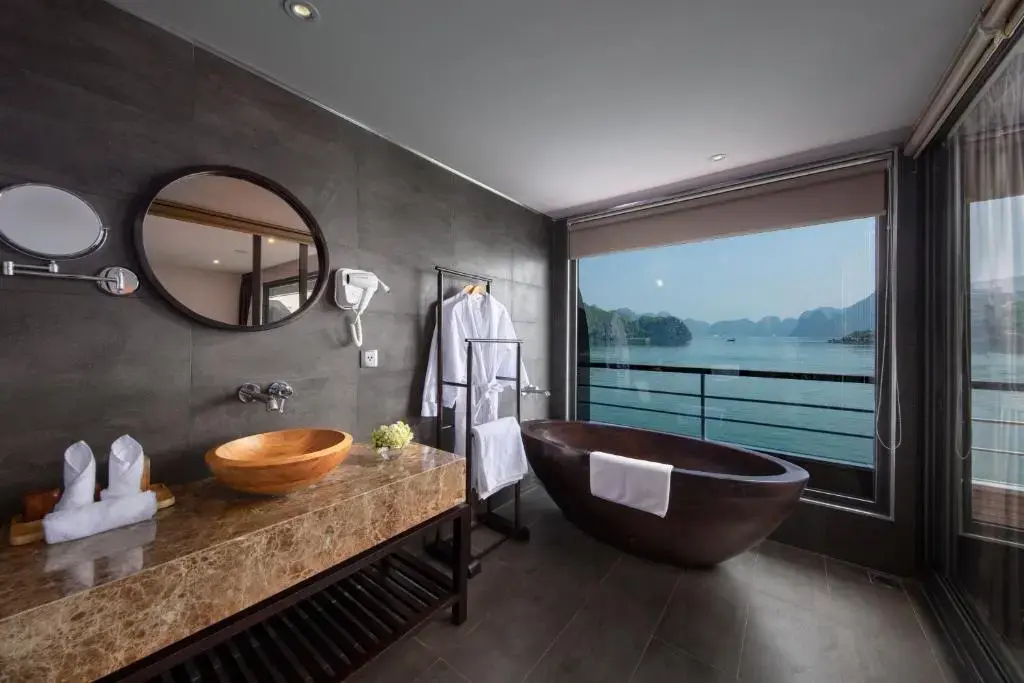 Du thuyền Scarlet Pearl Cruises Hạ Long