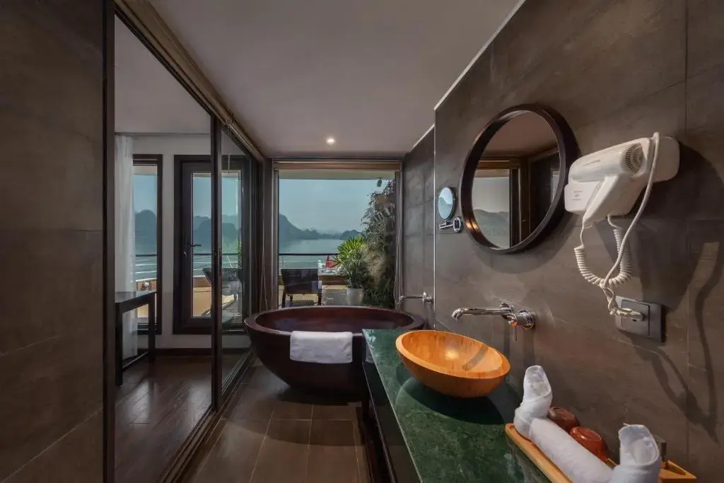 Du thuyền Scarlet Pearl Cruises Hạ Long