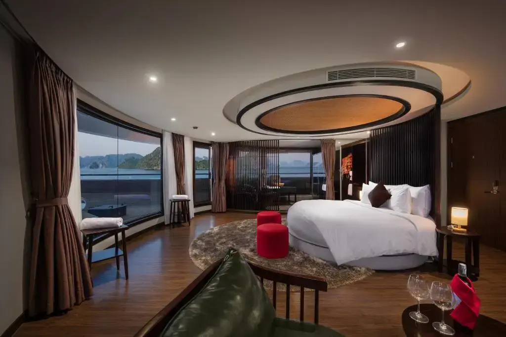 Du thuyền Scarlet Pearl Cruises Hạ Long