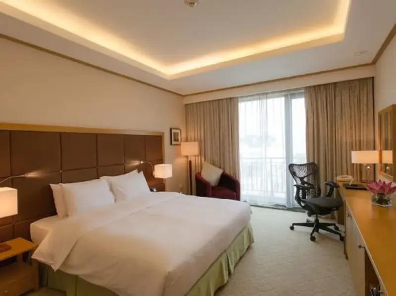 Khách sạn Hilton Garden Inn Hotel Hà Nội - King Bed Room Balcony
