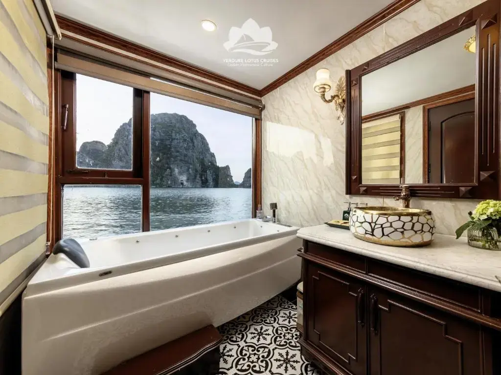 Du thuyền Verdure Lotus Grandeur Cruise Hạ Long