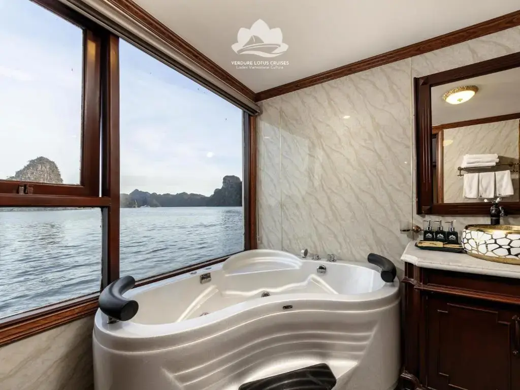 Du thuyền Verdure Lotus Grandeur Cruise Hạ Long