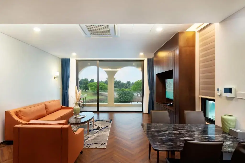 Khách sạn Wyndham Sky Lake Resort & Villas Hà Nội