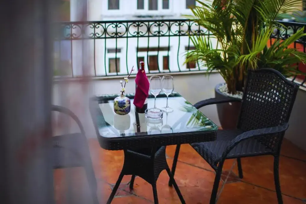 Khách sạn Hanoi Emerald Waters Classy Hotel Hà Nội