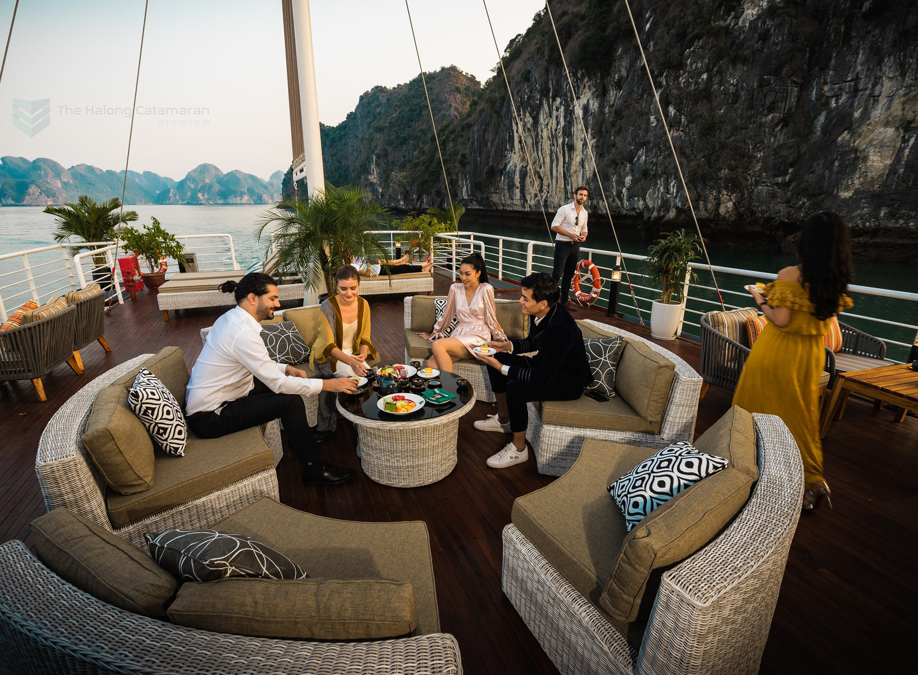 Tour Hạ Long - Lan Hạ 1 ngày VIP | The Halong Catamaran
