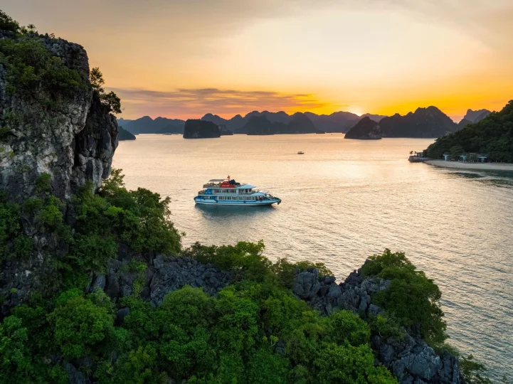 Du Thuyền 5 Sao Cozy Bay Premium Cruise Hạ Long 1 ngày