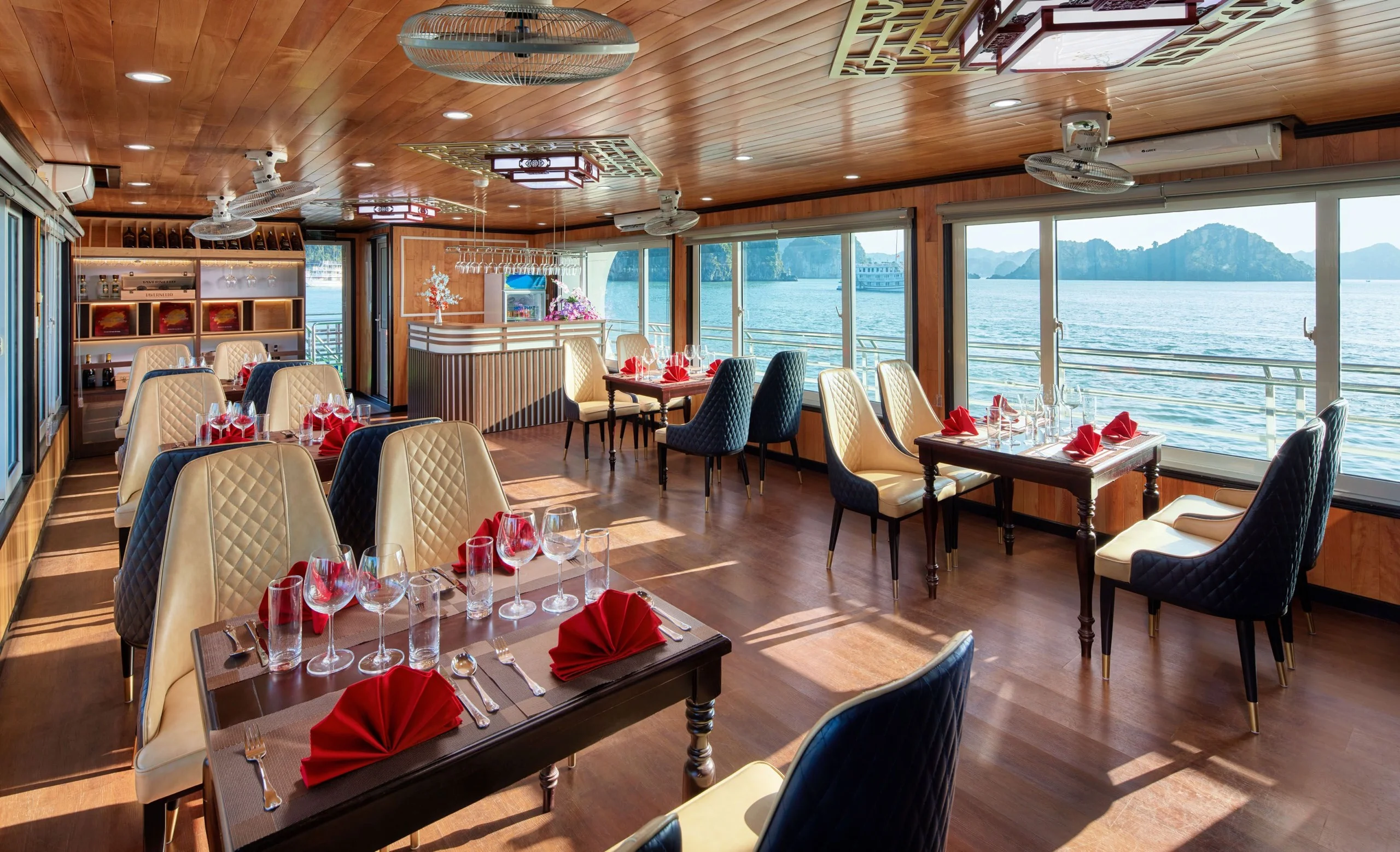 Tour Du Thuyền 5 Sao Cozy Bay Premium Cruise Hạ Long 1 ngày