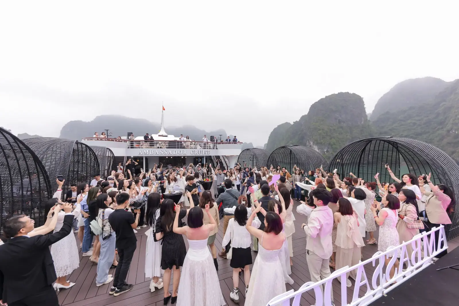 Tour Khám phá Vịnh Hạ Long trên Du thuyền 5 Sao Ambassador Cruise