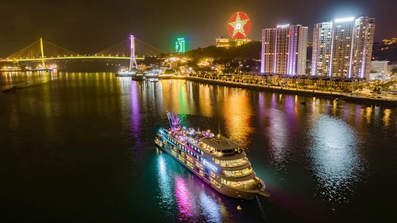 Combo du thuyền Ambassador bữa tối thượng hạng, khách sạn Hạ Long siêu lãng mạn