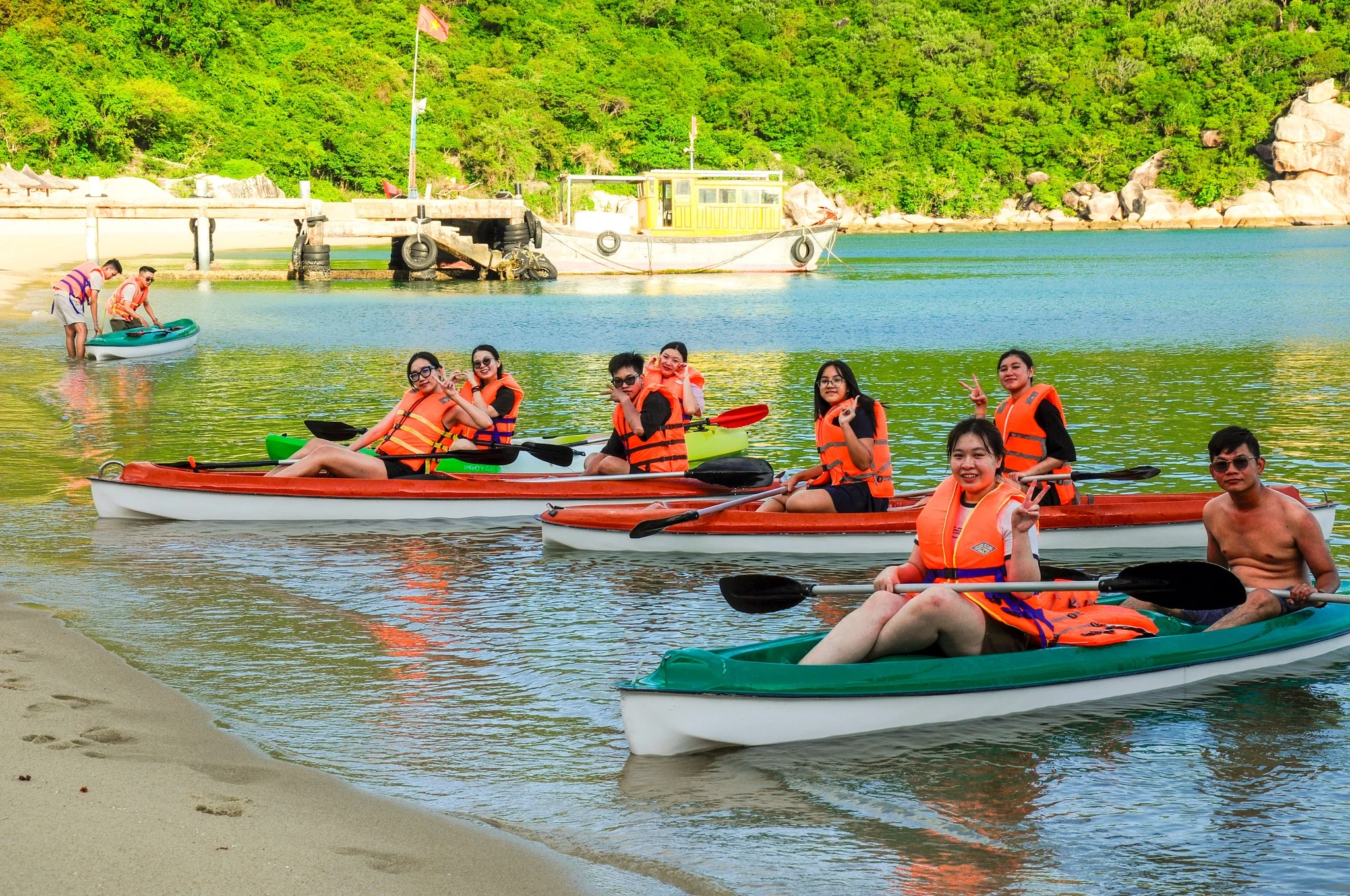 Trải Nghiệm Combo The Light Coral Island Resort 2N1Đ